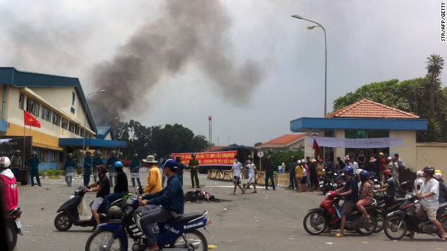 140515085958-vietnam-china-protest-factory-2-story-top.jpg