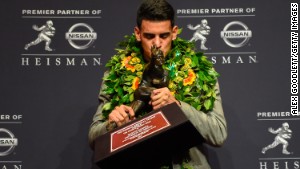 141213222932-marcus-mariota-heisman-kiss-story-body.jpg