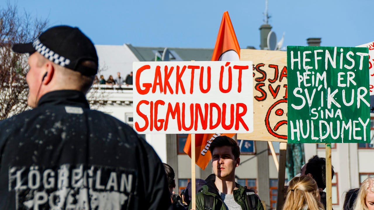 635954030680161543-EPA-ICELAND-PROTEST-PANAMA-PAPERS.jpg