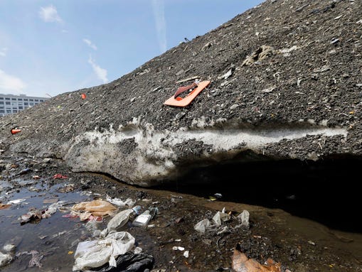 635684300560297299-AP-ODD--Dirty-Snow-Piles.1.jpg