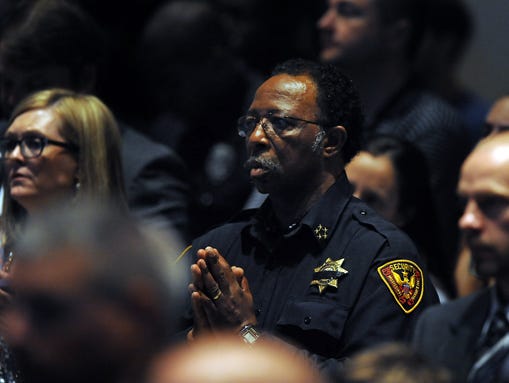 635669702402010984-Officers-memorial.jpg