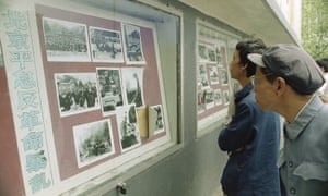 Local people crowd around an official photo display in Chengdu, 30 October 1989.