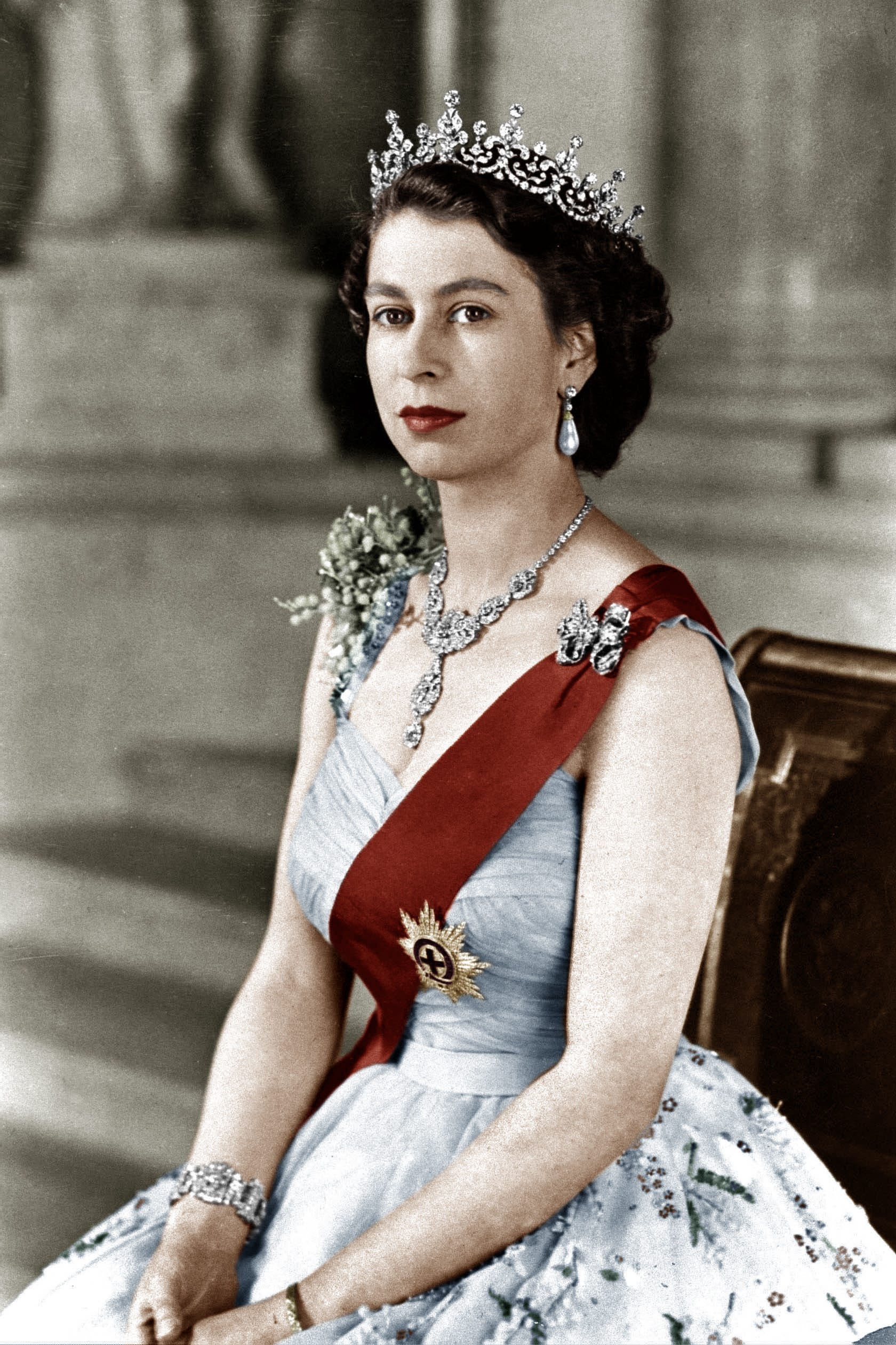 635761169906431287-QueenElizabeth-cover-05.jpg